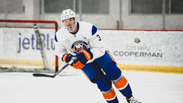 20250919_NYI_TRAININGCAMP_JOHNSTON-12