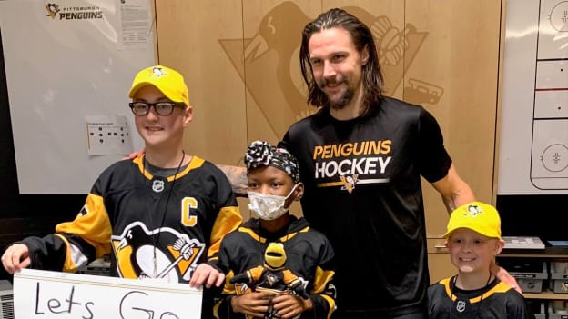 Young Cancer Patients Attend Practice & Meet the Penguins Team