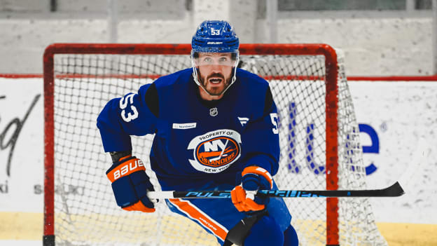 20250919_NYI_TRAININGCAMP_JOHNSTON-09