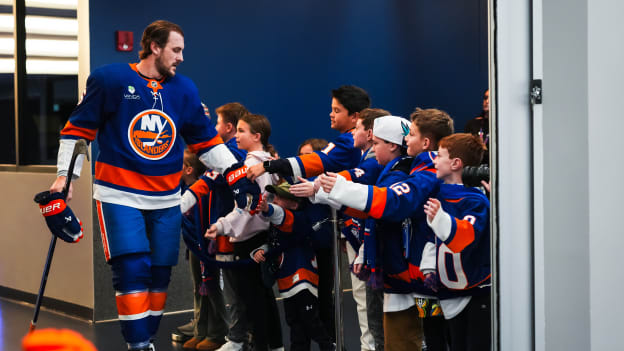 20251126_BOS_NYI_HIGHFIVELINE-6