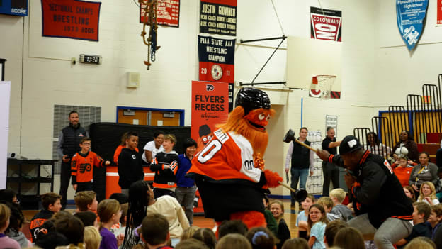 Gritty makes an appearance for Flyers Recess