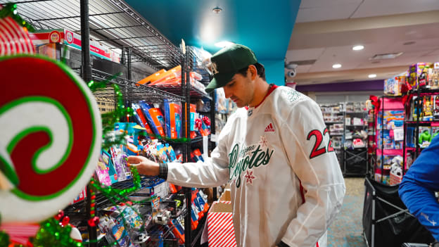 20231218_CoyotesPHXCHPlayerVisit_00-69