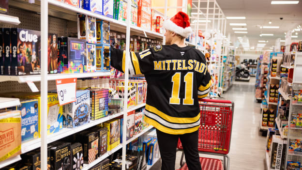 20251110_NG_Bruins_HolidayShopping_016