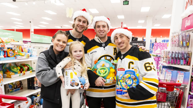 11-08-2024_DLE_Boston Bruins Holiday Toy Shopping26