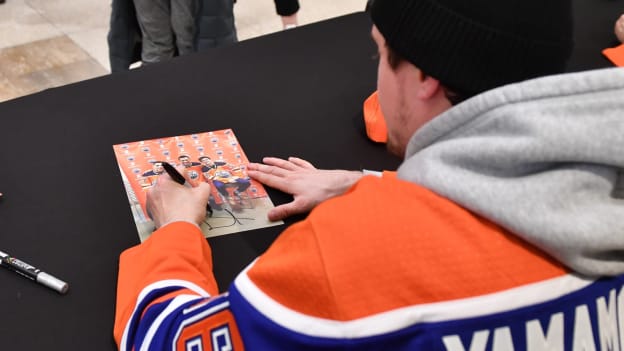 West Edmonton Mall Autograph Session