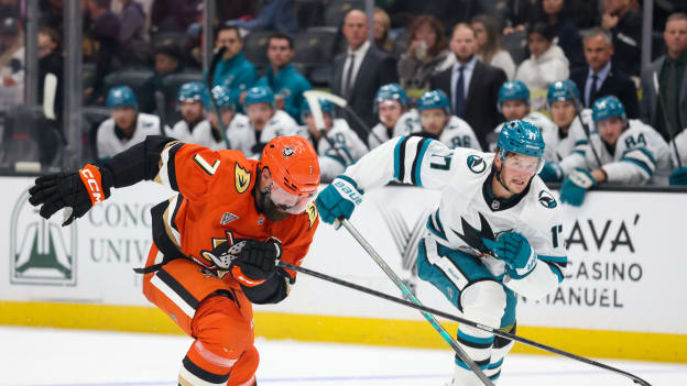 20250929_Sharks_Ducks_Robinson_0400