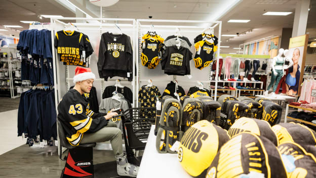 20251110_NG_Bruins_HolidayShopping_011