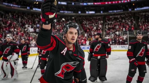 37_250429_CARvsNJD_RD1_GM5_JL209456