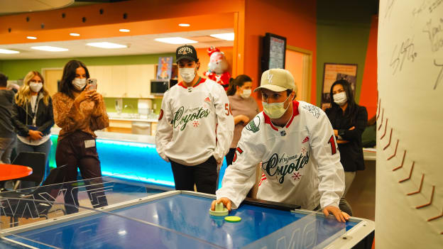 20231218_CoyotesPHXCHPlayerVisit_00-44