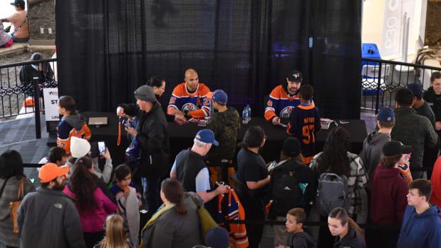 West Edmonton Mall Autograph Session