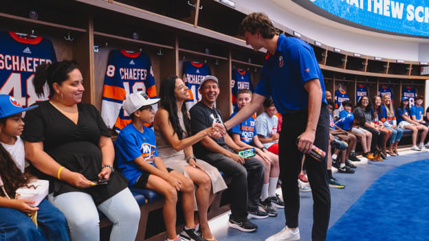 20250804_SCHAEFER_JERSEY_REVEAL_LOCKERROOM_BATCH1-31