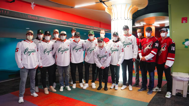 20231218_CoyotesPHXCHPlayerVisit_00-16