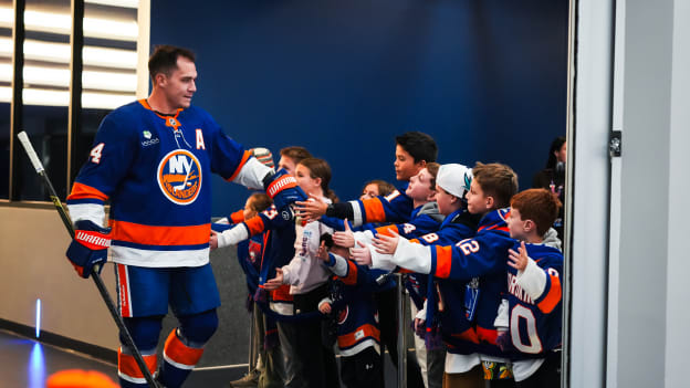 20251126_BOS_NYI_HIGHFIVELINE-5