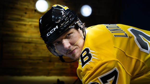 2025_12_03_NHL_StadiumSeries_Bruins_Player_PersonalEdits1162