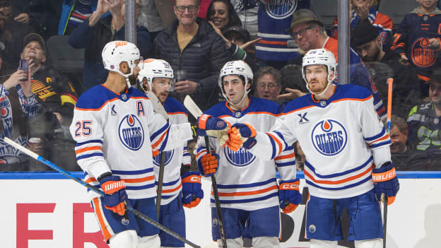Edmonton Oilers v Vancouver Canucks