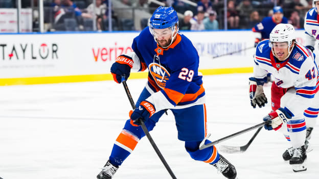 20250929_NYI_NYR_FIRSTPERIOD_ACTION-3