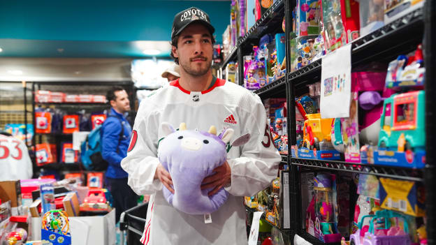 20231218_CoyotesPHXCHPlayerVisit_00-76