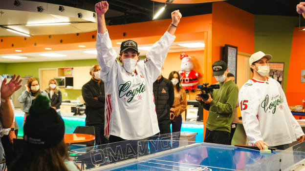 20231218_CoyotesPHXCHPlayerVisit_00-30