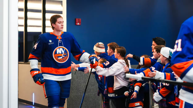 20251126_BOS_NYI_HIGHFIVELINE-3