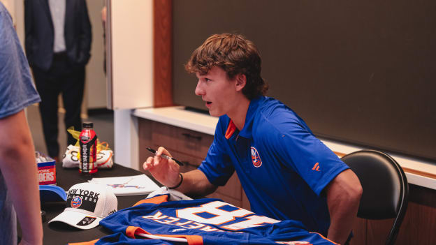 20250804_SCHAEFER_JERSEY_REVEAL_LOCKERROOM_BATCH1-57