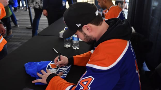 West Edmonton Mall Autograph Session