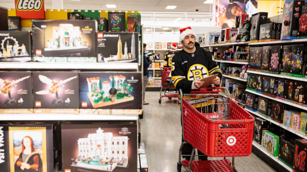 20251110_NG_Bruins_HolidayShopping_054
