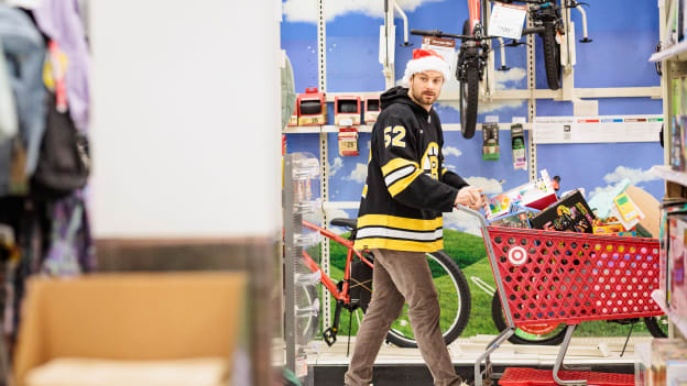 20251110_NG_Bruins_HolidayShopping_113