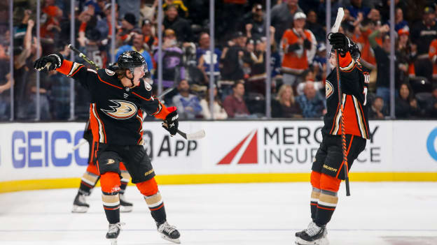 Anaheim Ducks and Upper Deck hold arena promotion