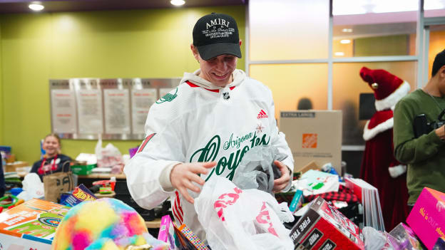 20231218_CoyotesPHXCHPlayerVisit_00-70