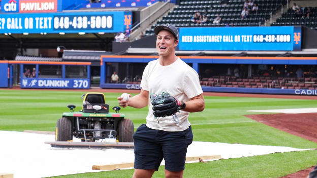 PHOTOS: Anders Lee Throws First Pitch at Mets Game