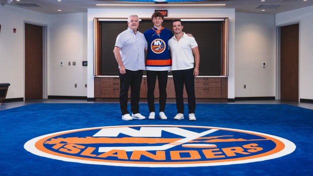 20250804_SCHAEFER_JERSEY_REVEAL_LOCKERROOM_BATCH1-98