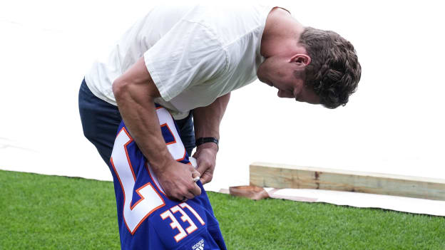 PHOTOS: Anders Lee Throws First Pitch at Mets Game