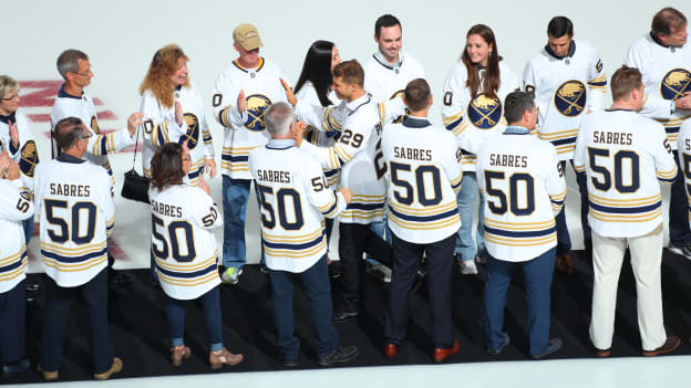 20191005-pominville-fans-carpet