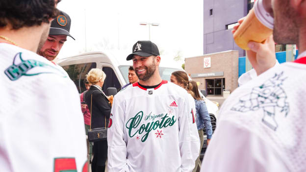 20231218_CoyotesPHXCHPlayerVisit_00-96