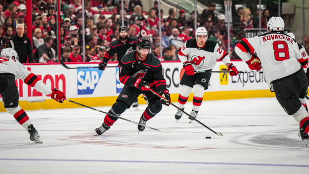 12_250422_CARvsNJD_RD1_GM2_JL201977