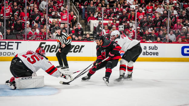 11_250422_CARvsNJD_RD1_GM2_JL202939