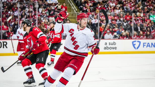 29_250427_CARvsNJD_RD1_GM4_JL203898