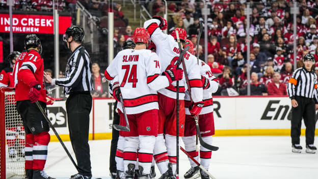 28_250427_CARvsNJD_RD1_GM4_JL203738