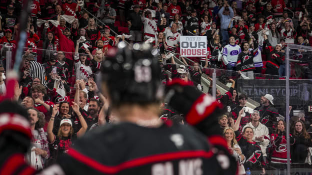 38_250429_CARvsNJD_RD1_GM5_JL209611