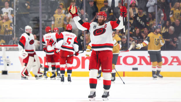 Staal se creció en Vegas y rescató a Carolina