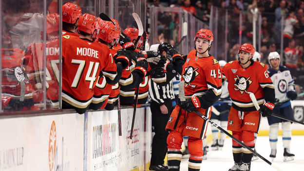 Sennecke pots his second of the night and it's a beauty