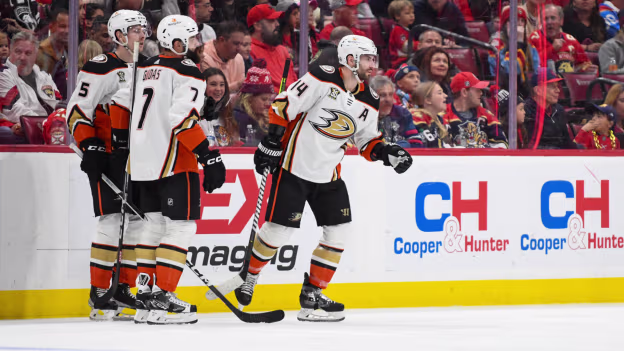 Henrique Scores Shorthanded