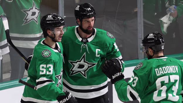 Johnston extends lead
