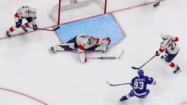 Bobrovsky robs Goncalves with 2 spectacular saves