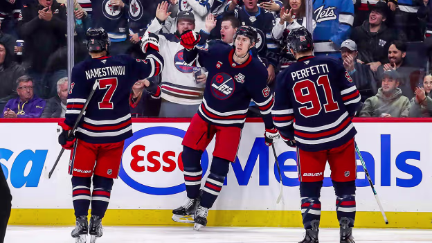 DAL@WPG: Stanley scores goal against Casey DeSmith