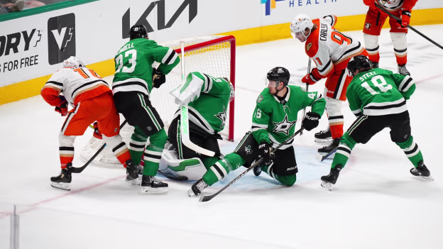 Carlsson Buries Power-Play Goal Amidst Net-Front Scramble