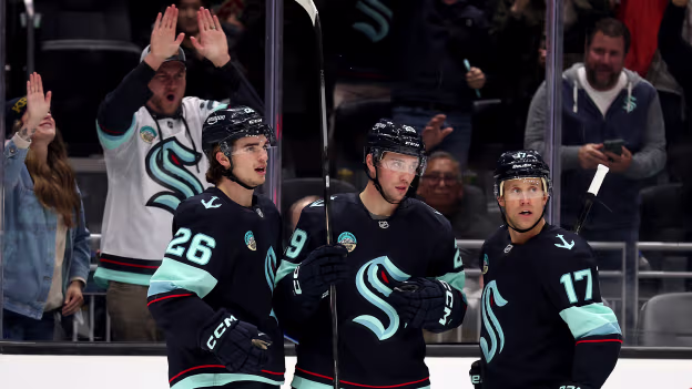 WPG@SEA: Dunn scores goal against Connor Hellebuyck