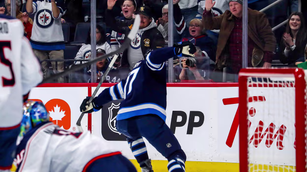 Lowry kicks off scoring for Jets