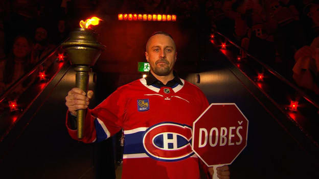 CAR@MTL: Jaroslav Halak fires up the crowd