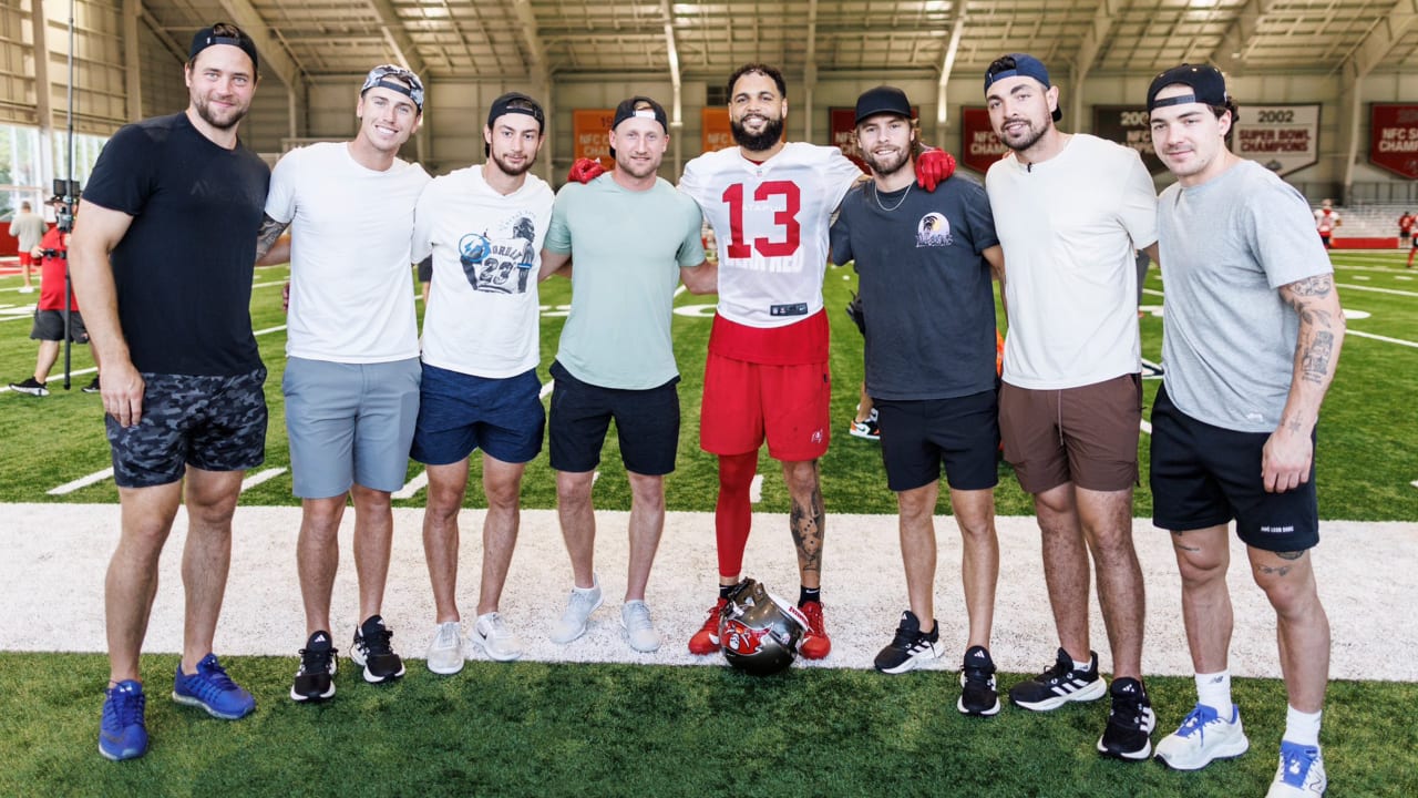 Lightning visit Buccaneers at training camp, play catch with players